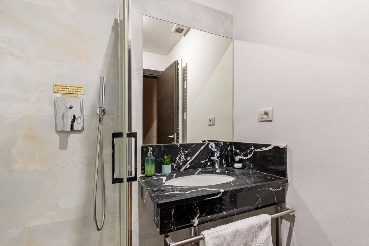 Apartamento Place Of Grace - 50 Meters From Dancing House *